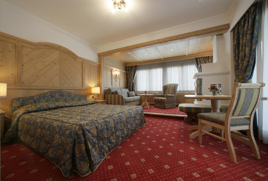 Alpen Hotel Corona Vigo di Fassa Habitación foto