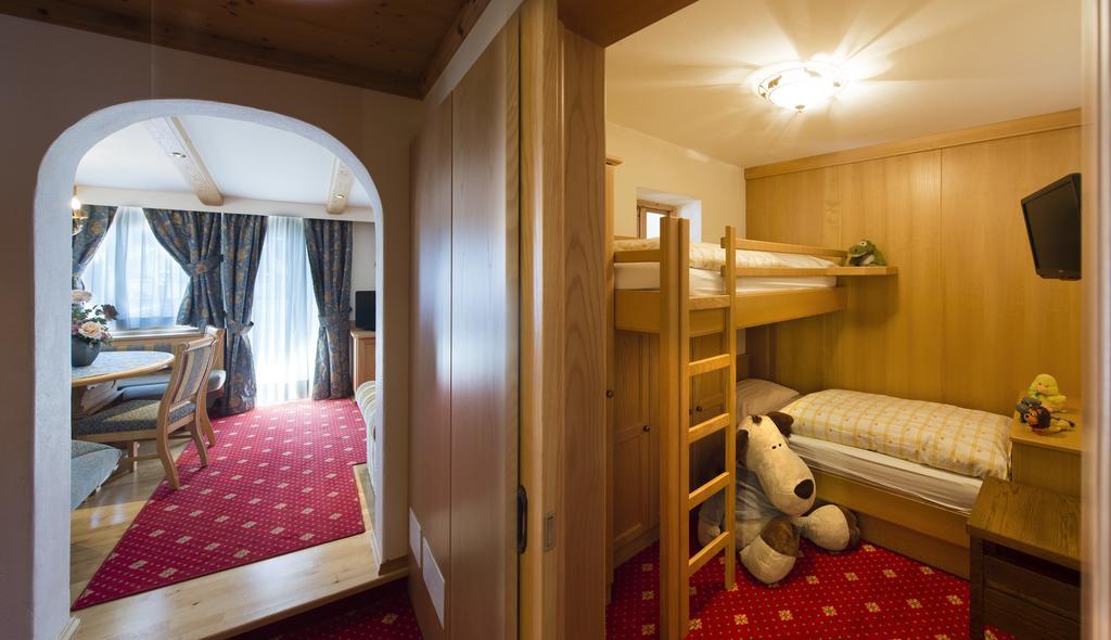 Alpen Hotel Corona Vigo di Fassa Habitación foto